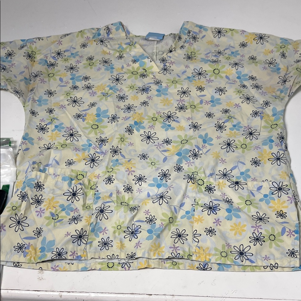 Scrub HQ Medium Yellow Floral Print Short Sleeve V Neck Graphic Scrub Top